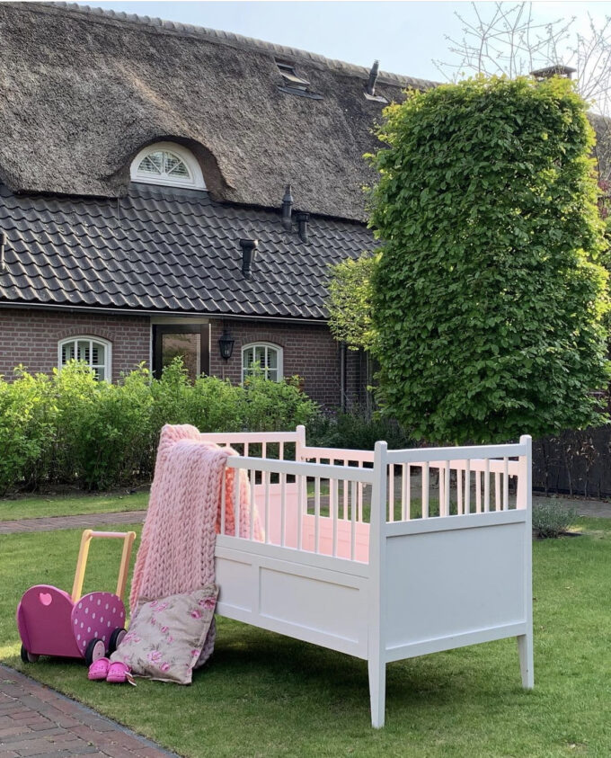 SHABBY BABY- EN PEUTERBEDJE.  Ledikantje met afneembare zijrekjes.