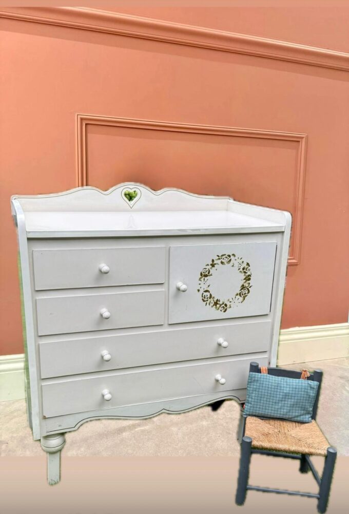 SHABBY VINTAGE COMMODE UIT DE SIXTIES.